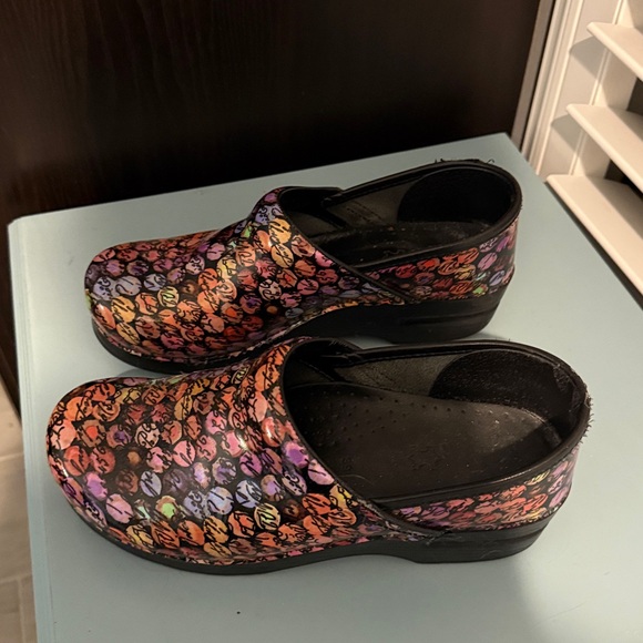 Colorful Patterned Clogs - Picture 3 of 6